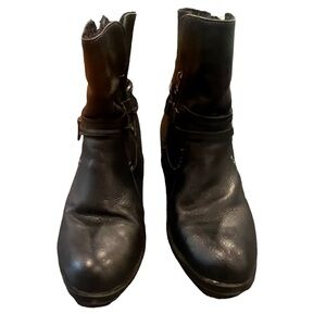Sports Lori Boots. black size 9. Leather upper + side zip. Aqua stop technology.